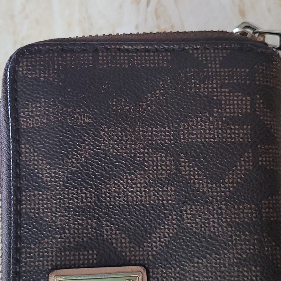 Michael Kors Signature Wallet - Picture 13 of 16